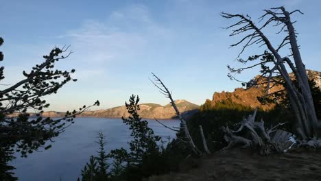 Oregon-Kratersee-Abendblick-Mit-Toter-Baumpfanne