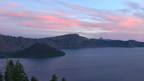 Vista-Del-Lago-Del-Cráter-De-Oregon-De-La-Isla-De-Mago-Al-Amanecer-Pan