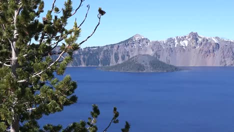 Vista-Del-Lago-Del-Cráter-De-Oregon-Con-La-Isla-De-Mago-A-Través-Del-Agua