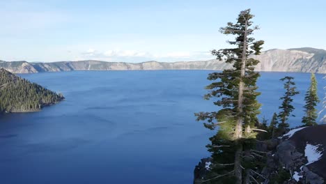 Vista-Del-Lago-Del-Cráter-De-Oregón-Con-Sartenes-De-Isla-Mago-Izquierda