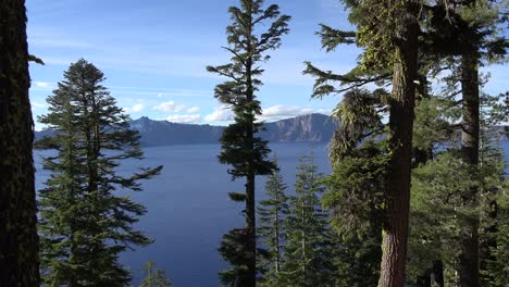 Vista-Del-Lago-Del-Cráter-De-Oregon-A-Través-De-Los-árboles