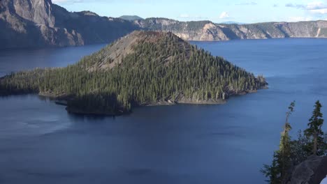 Oregon-Crater-Lake-Zooms-On-Wizard-Island