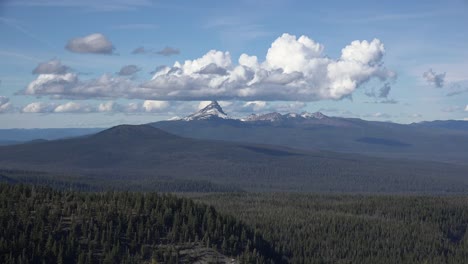 Oregon-Mount-Thielsen-Con-Lapso-De-Tiempo-En-La-Nube
