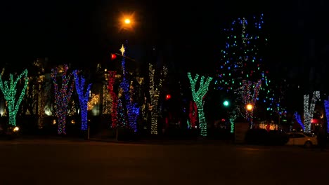 Arizona-Prescott-Weihnachtsbeleuchtung-Und-Autos-Schwenken-Rechts
