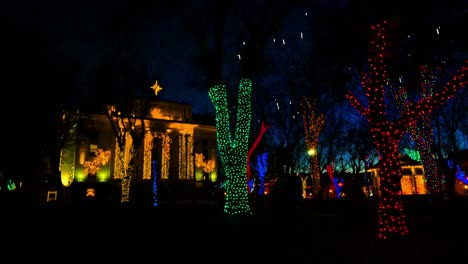 Arizona-Prescott-Weihnachtsbeleuchtung-Auf-Bäumen-Mit-Gerichtsgebäude