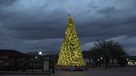 Arizona-Wickenburg-Weihnachtsbaum-Mit-Lichtern