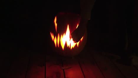 Halloween-Hand-Von-Jack-O-Lantern