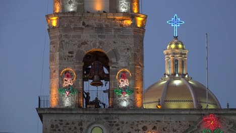 Mexiko-Arandas-Mann-Läutet-Kirchenglockenklang