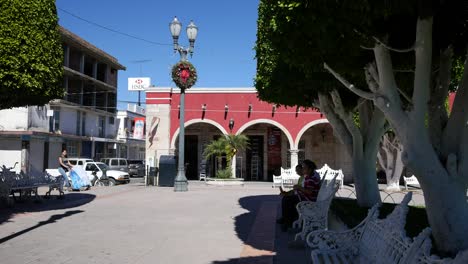 México-San-Julián-Plaza-Y-Vista-De-Arcade-Con-Cochecito-De-Bebé