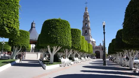 Plaza-San-Julián-De-México-Con-Iglesia-Y-Quiosco-De-Música-Con-El-Hombre-Y-El-Niño-Jugando