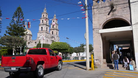 Mexiko-Santa-Maria-Roter-Lkw-Fährt-Um-Ecke
