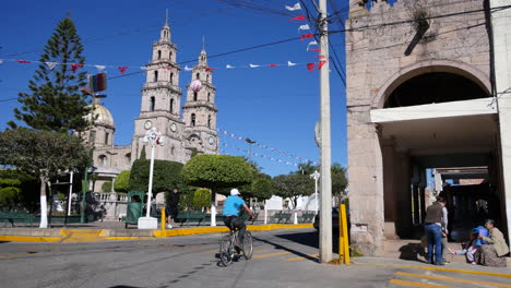 Mexiko-Santa-Maria-Straßenecke-Mit-Verkehr