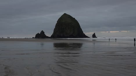 Oregon-Heuschoberfelsen-Mit-Leuten-Am-Strand