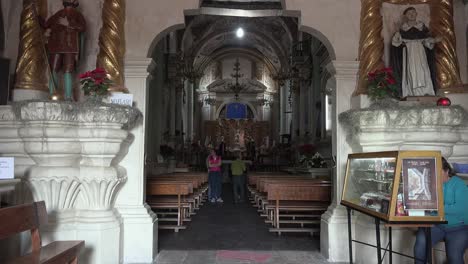 Mexiko-Atotonilco-Leute-In-Der-Kirche