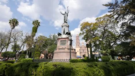 Mexiko-Dolores-Hidalgo-Vater-Hidalgo-Statue-Mit-Vögeln