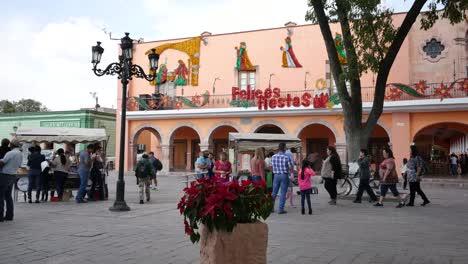 Mexiko-Dolores-Hidalgo-Gebäude-Mit-Weihnachtsworten