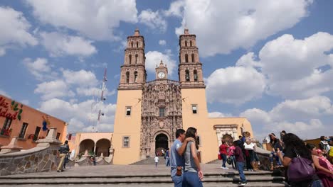 Mexiko-Dolores-Hidalgo-Kirche-Mit-Menschen-Church