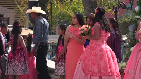 Mexico-Dolores-Hidalgo-Girls-With-Roses
