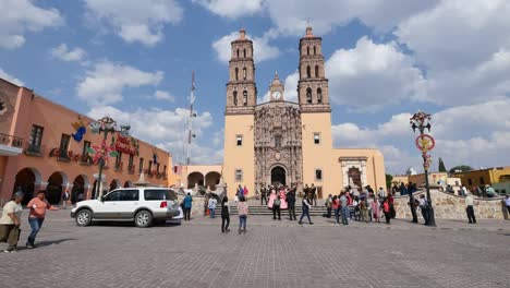 Mexiko-Dolores-Hidalgo-Menschen-Nähern-Sich-Der-Kirche