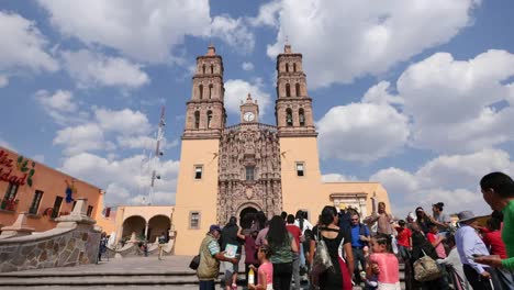 Mexiko-Dolores-Hidalgo-Leute-Gehen-In-Die-Kirche