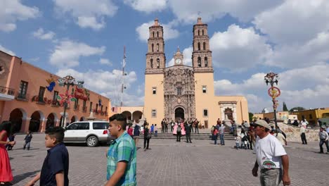 México-Dolores-Hidalgo-Personas-Delante-De-La-Iglesia