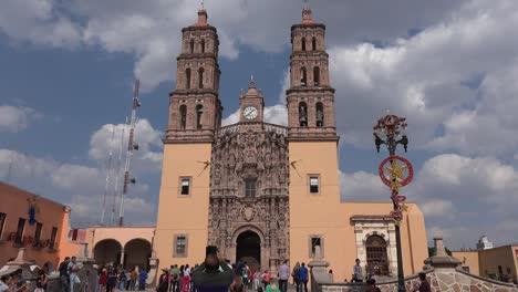México-Dolores-Hidalgo-Fotografiando-Iglesia-Con-Teléfono-Inteligente