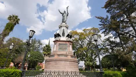 Mexiko-Dolores-Hidalgo-Statue-Mit-Tauben