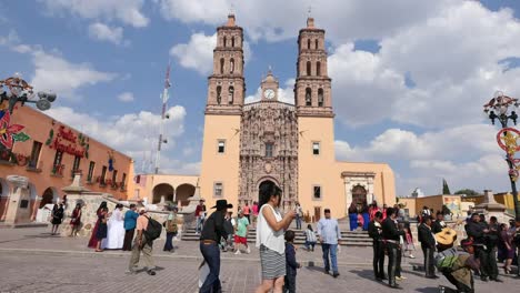 Mexiko-Dolores-Hidalgo-Touristen-In-Der-Stadt