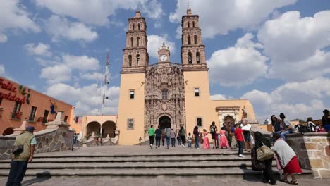 Mexiko-Dolores-Hidalgo-Anbeter-Steigen-Treppen-Hoch