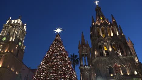 Mexiko-San-Miguel-Weihnachtsbaum-Und-Kirchen