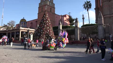 México-San-Miguel-árbol-De-Navidad-Y-Personas-En-La-Plaza