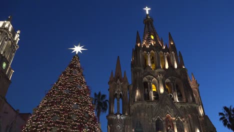 México-Iglesia-De-San-Miguel-Y-árbol-De-Navidad