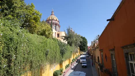 México-Cúpula-De-La-Iglesia-De-San-Miguel-Y-Calle-Estrecha