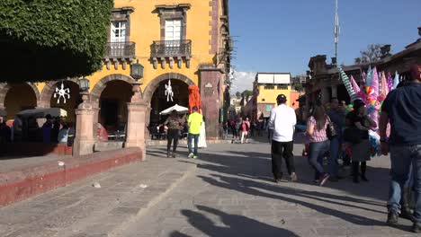 Mexico-San-Miguel-Couple-In-Plaza