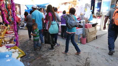 Mexico-San-Miguel-Families-In-Market