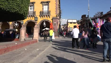 México-San-Miguel-Gente-Caminando-En-La-Plaza
