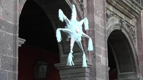 México-San-Miguel-Piñata-En-Edificio