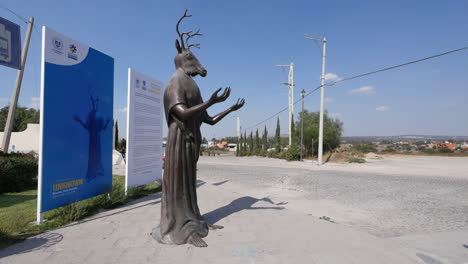 México-Estatua-De-San-Miguel-Con-Cabeza-De-Ciervo-Y-Taxi