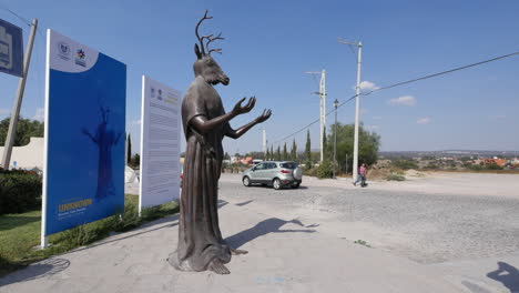 México-Estatua-De-San-Miguel-Con-Cabeza-De-Ciervo-Con-Personas-Y-Moto