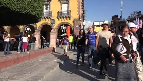 Mexiko-San-Miguel-Touristen-Und-Riesige-Figur-Verkleinern