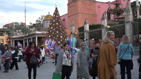 Mexico-San-Miguel-Tourists-Walk-Around-By-Christmas-Tree