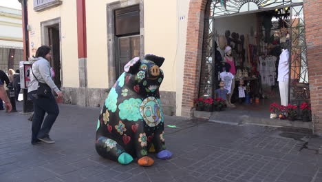 Mexico-Tlaquepaque-People-Walk-By-Colored-Pig-Statue