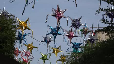 Piñatas-Tlaquepaque-de-México-contra-el-cielo