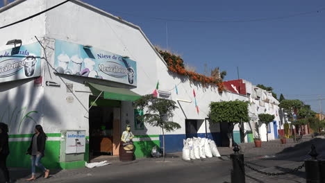 Mexiko-Tlaquepaque-Säcke-Und-Weiße-Gebäude-Auf-Der-Straße-Buildings