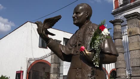 Mexiko-Tlaquepaque-Statue-John-Paul-Ii-Mit-Blumen