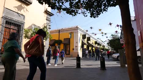 Mexiko-Tlaquepaque-Straße-Zeitraffer-Mit-Menschen-Zu-Fuß