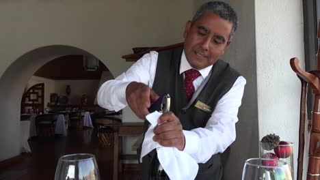 Mexico-Waiter-Opening-Wine