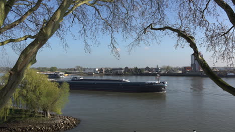 Niederlande-Fluss-Lek-Sehr-Großer-Lastkahn