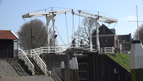 Niederländisches-Schoonhoven-Paar-Auf-Zugbrücke
