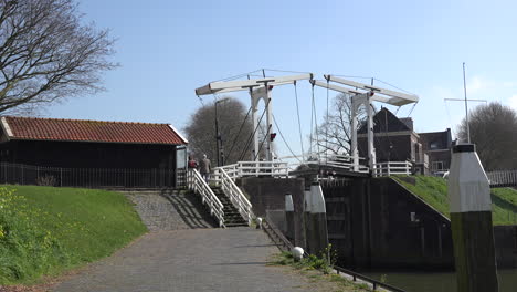Niederländische-Schoonhoven-Schritte-Zur-Zugbrücke-Vergrößern